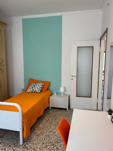 Welcoming single bedroom in the Valdonega neighbourhood