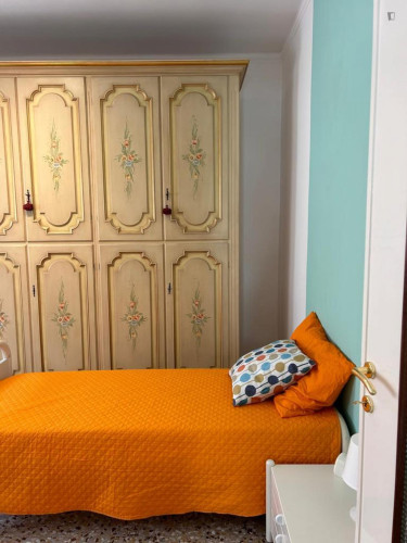 Welcoming single bedroom in the Valdonega neighbourhood