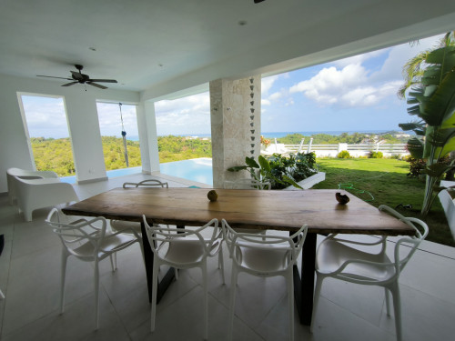 Luxury villa w/infinity pools shared garden minutes away from the beach