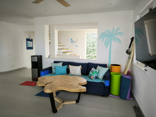 Luxury villa w/infinity pools shared garden minutes away from the beach