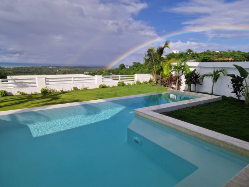 Luxury villa w/infinity pools shared garden minutes away from the beach