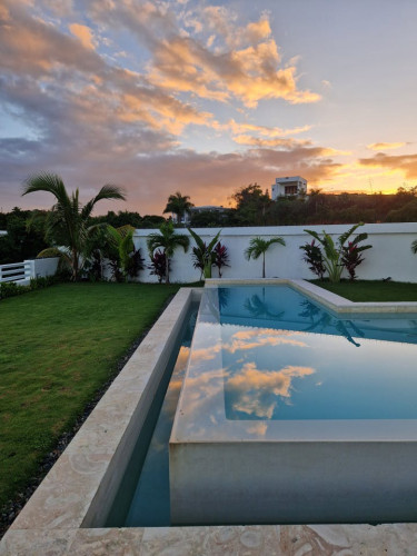 Luxury villa w/infinity pools shared garden minutes away from the beach