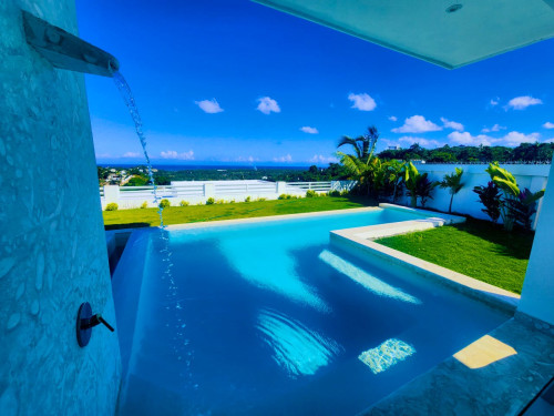 Luxury villa w/infinity pools shared garden minutes away from the beach