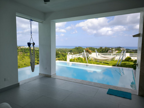 Luxury villa w/infinity pools shared garden minutes away from the beach