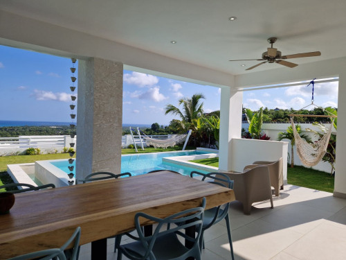 Luxury villa w/infinity pools shared garden minutes away from the beach