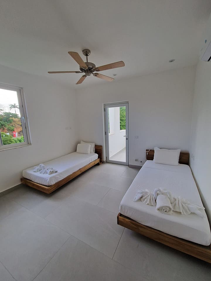  Sunrise - 4 Rooms  -  Luxury villa w/infinity pools shared garden minutes away from the beach  - Gallery -  4