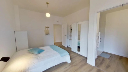 Delightful double ensuite bedroom in proximity to Bois Colombes train station
