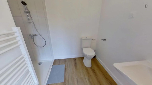 Delightful double ensuite bedroom in proximity to Bois Colombes train station