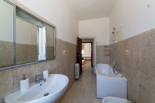 Cool double bedroom close to Campo di Marte station - Gallery - 11
