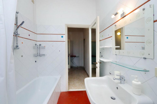 Luminous double bedroom not far from Università degli Studi di Firenze - Scuola di Economia e Management - Gallery - 13