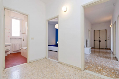 Luminous double bedroom not far from Università degli Studi di Firenze - Scuola di Economia e Management - Gallery - 9