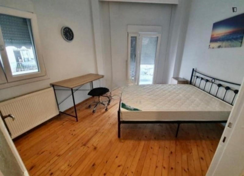 Central Double bedroom, with balcony, in 2-bedroom apartment