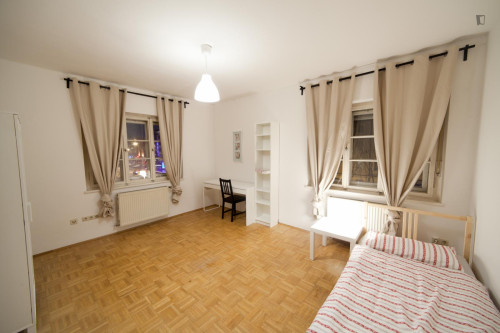 Tasteful single bedroom near the Bonner Platz metro