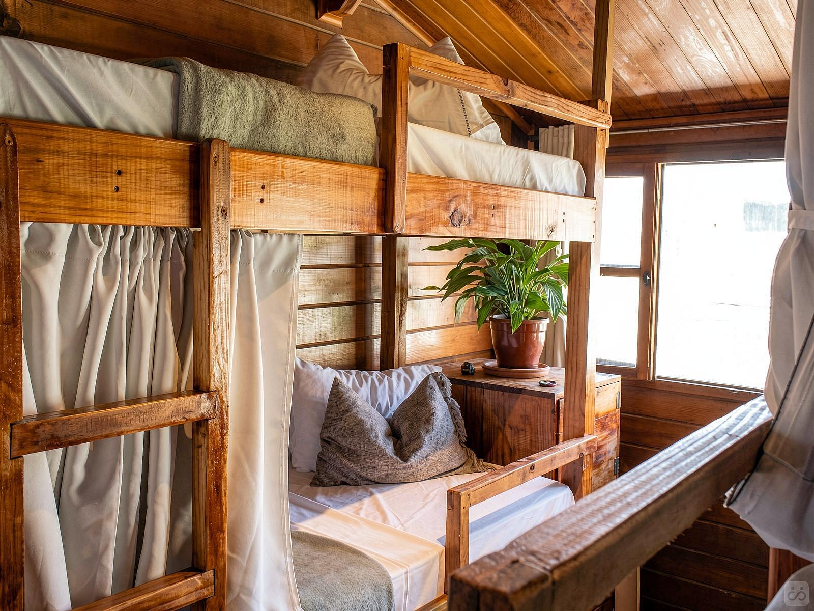 Bed In A 6-Bed Females Only Room  -  Dynamic Coliving & Coworking Community in Charming Lagoa Da Conceição  - Gallery -  26