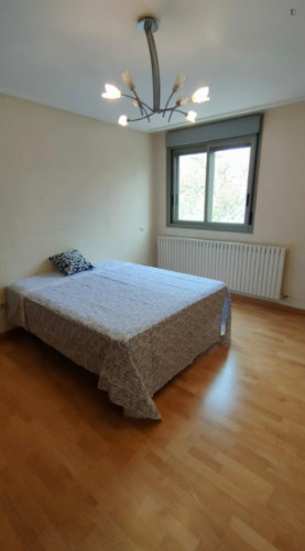 Spacious double bedroom in Bairro de Jesús 