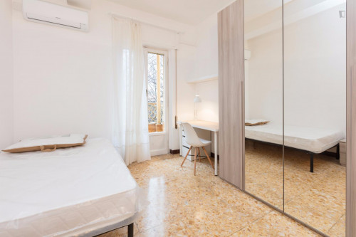 Double bedroom with a balcony, in Ostiense