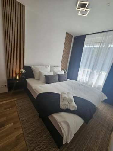 Bright apartment well connected to the centre