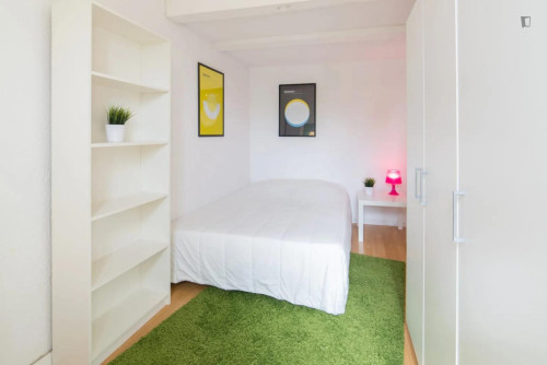 Luminous double bedroom in Gares