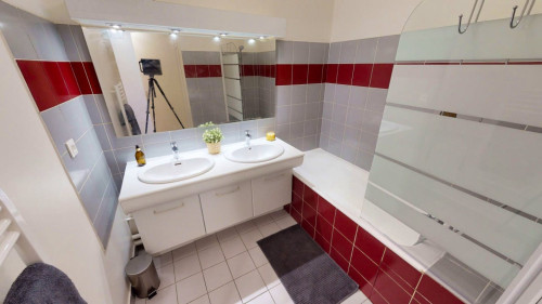 4-Bed Apartment on rue de Brest
