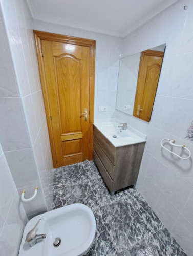 Inviting single bedroom in Torrefiel