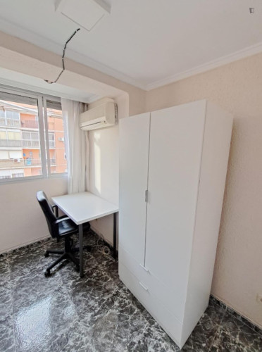 Inviting single bedroom in Torrefiel