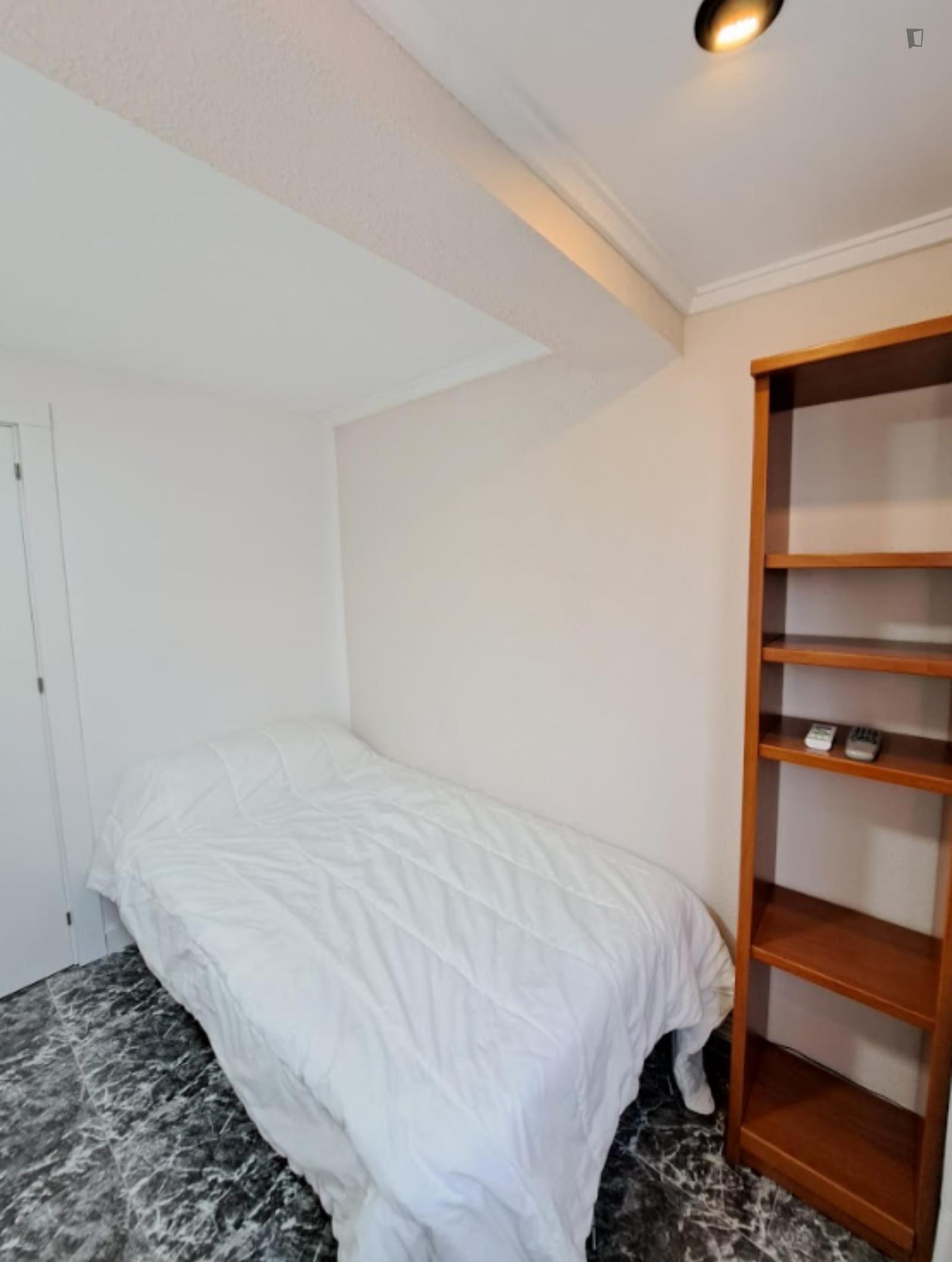 Inviting Single Bedroom In Torrefiel - 1