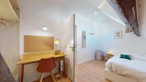 Cosy double bedroom in Pantin