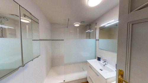 A vibrant apartment near Monument aux Girondins