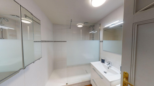 A vibrant apartment near Monument aux Girondins