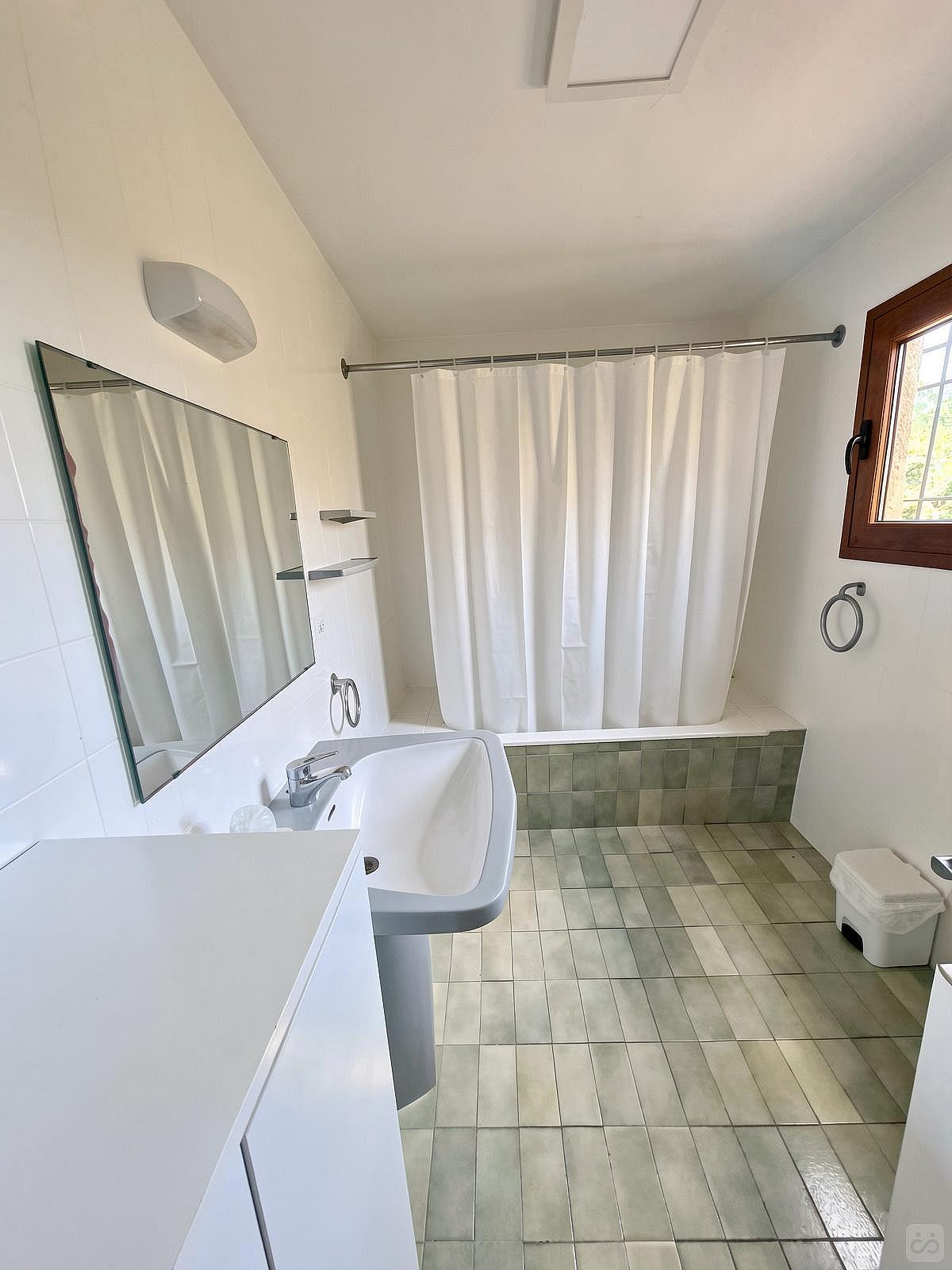  Bed In A 4-Bed Mixed Gender Room  -  Beautiful villa near Vall-Llobrega, (Dir. Palamos) Bus Station  - Gallery -  12