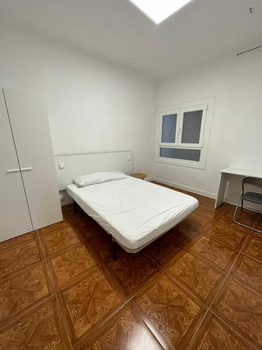 Welcoming double bedroom near Hotel Gaudí