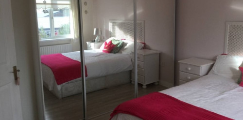 Large room with built-in wardrobe in 3-bedroom apartment in Tallaght - Gallery - 13