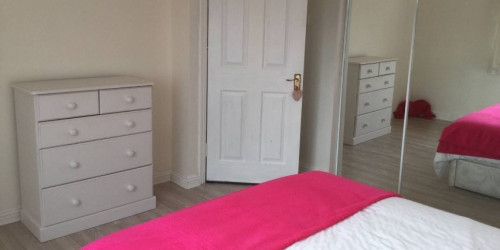 Large room with built-in wardrobe in 3-bedroom apartment in Tallaght - Gallery - 10