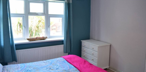 Large room with built-in wardrobe in 3-bedroom apartment in Tallaght - Gallery - 14