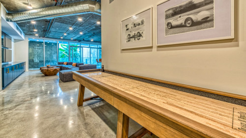 Gorgeous complex w/gym movie room roof top & game room close to Santa Monica & Westwood