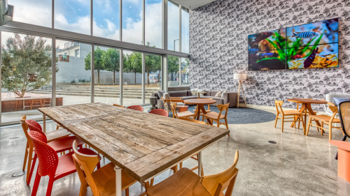 Gorgeous complex w/gym movie room roof top & game room close to Santa Monica & Westwood