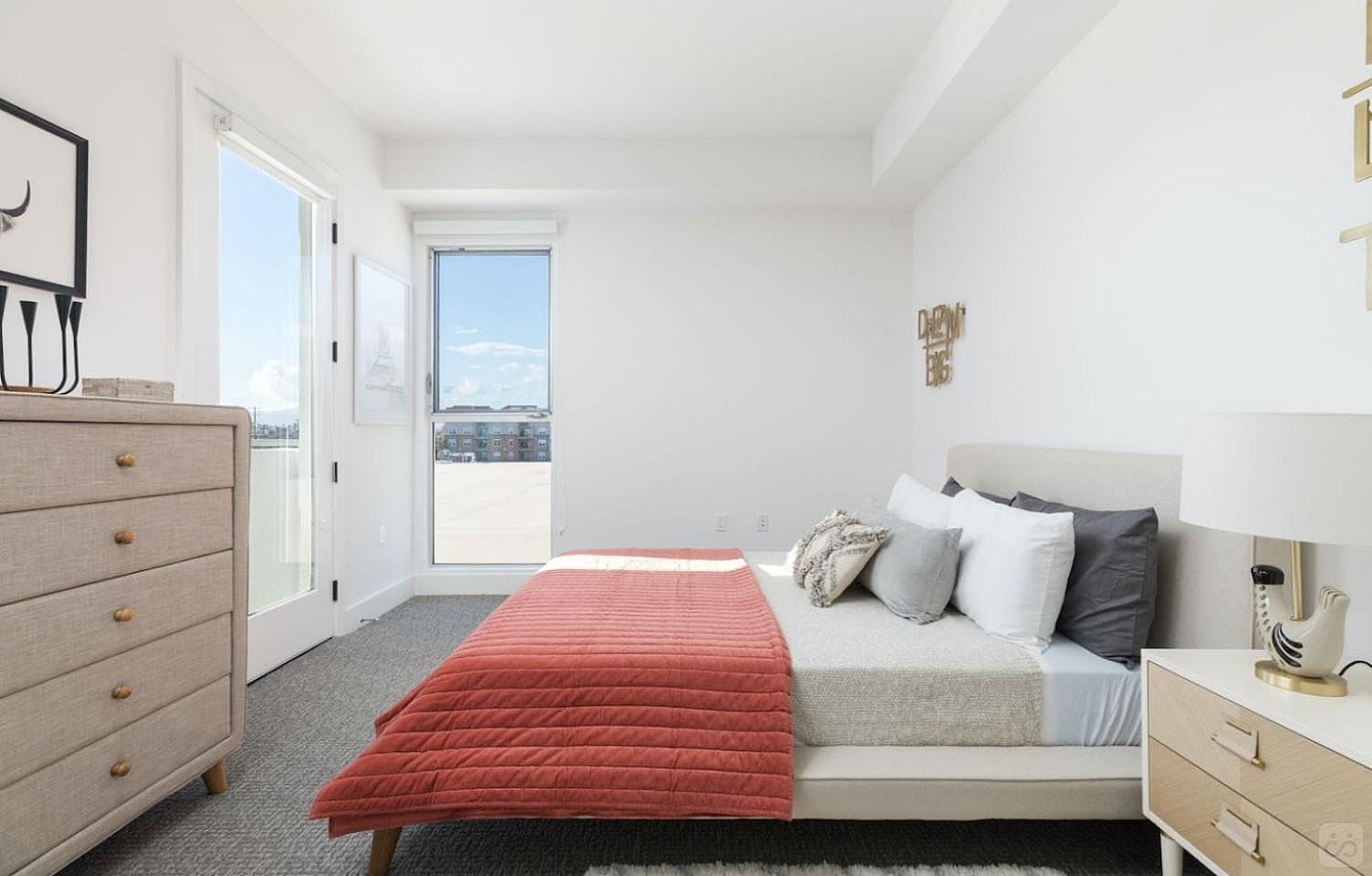  Large Private Suite - EnSuite Bathroom - Queen Bed  -  Gorgeous complex w/gym movie room roof top & game room close to Santa Monica & Westwood  - Gallery -  2