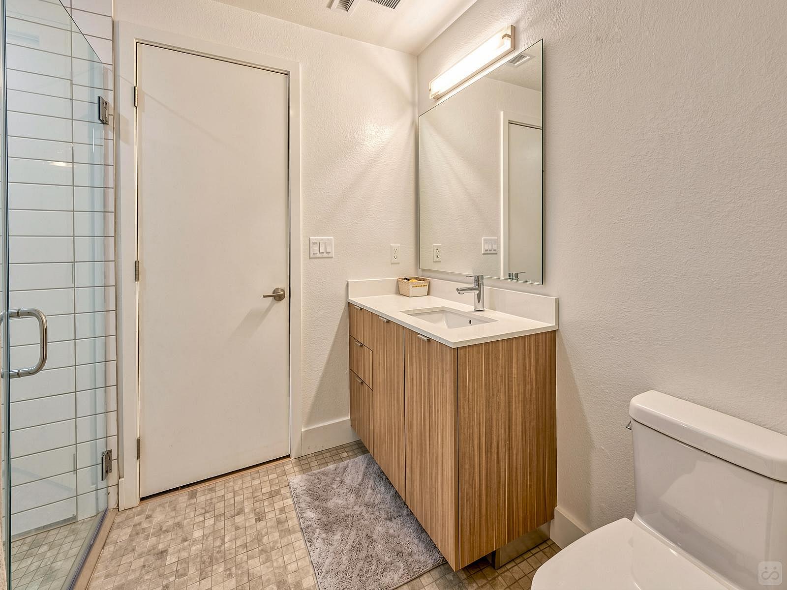  Large Private Suite W/ En-Suite Bathroom  -  Gorgeous complex w/gym movie room roof top & game room close to Santa Monica & Westwood  - Gallery -  3