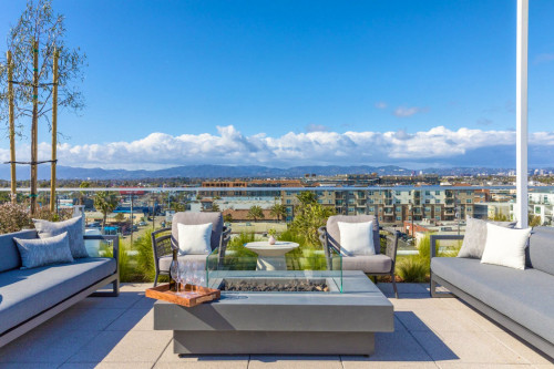 Stunning complex w/jacuzzi pool & fitness center in Marina Del Rey