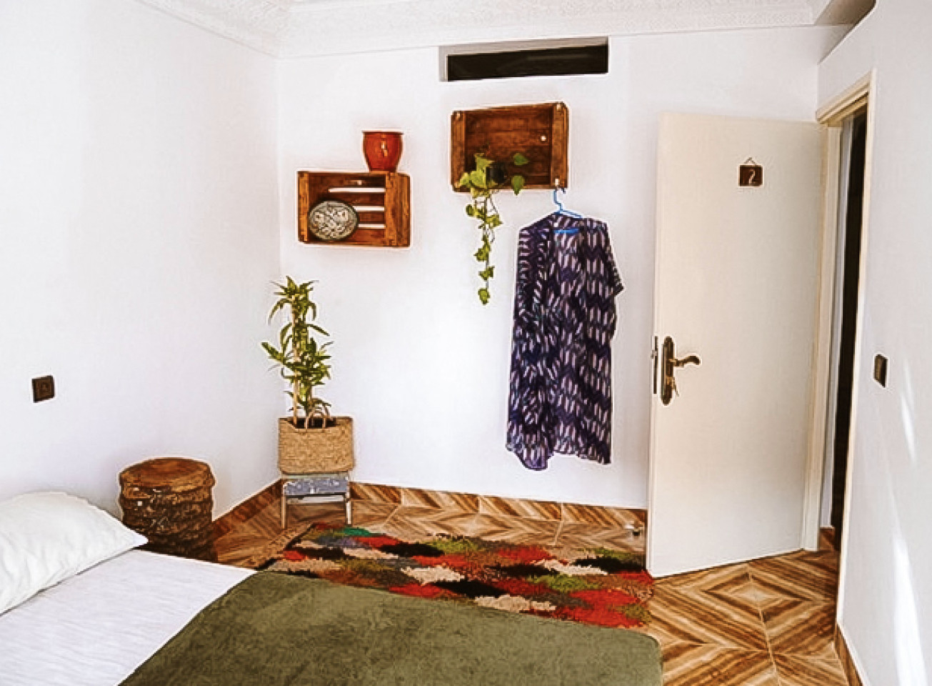 Spacious Private Room With Balcony: Shared Bathroom - Louise's House - 14