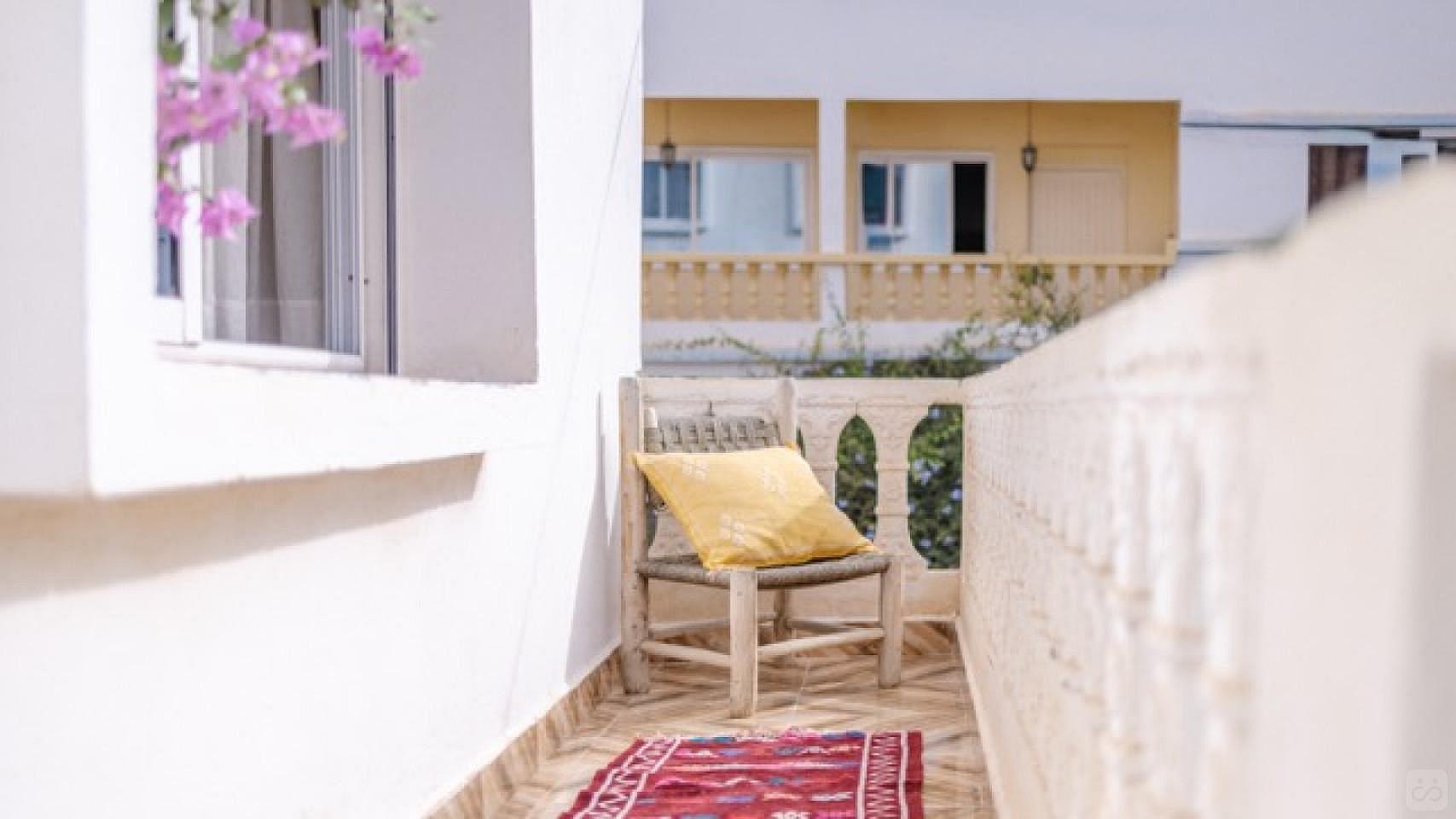 Spacious Private Room With Balcony: Shared Bathroom - Louise's House - 2