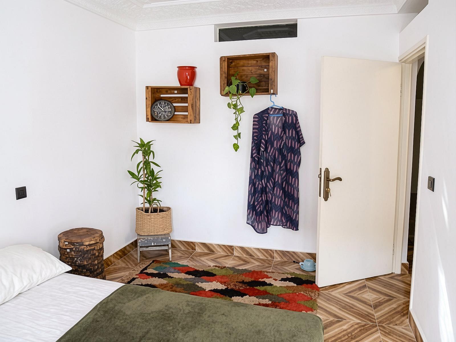 Spacious Private Room With Balcony: Shared Bathroom - Louise's House - 8