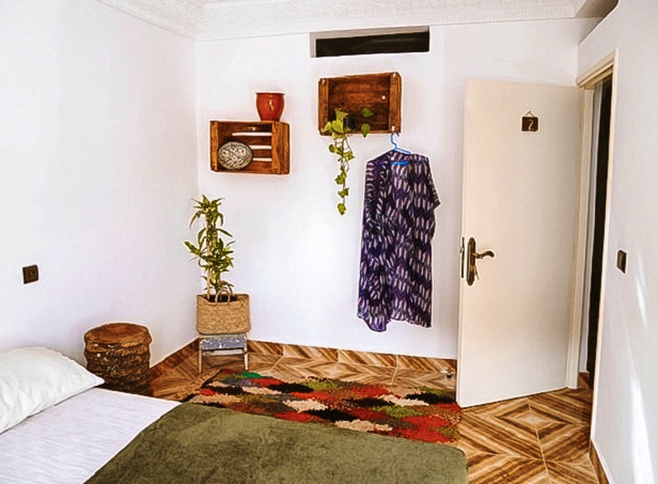 Spacious Private Room With Balcony: Shared Bathroom - Louise's House - 17