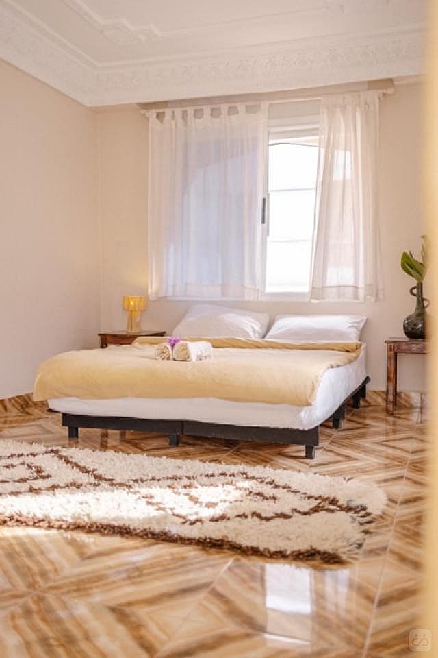 Spacious Private Room With Balcony: Shared Bathroom - Louise's House - 1