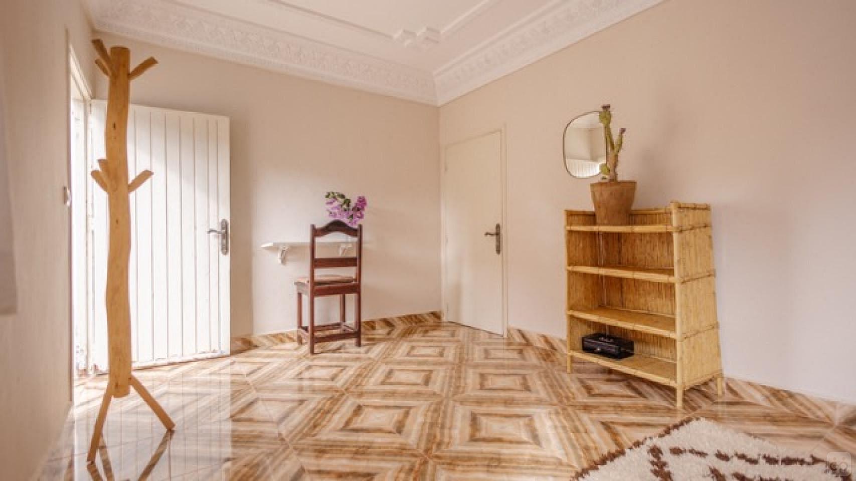 Spacious Private Room With Balcony: Shared Bathroom - Louise's House - 4