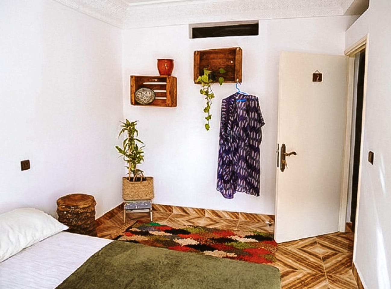 Spacious Private Room: Shared Bathroom - Louise's House - 3