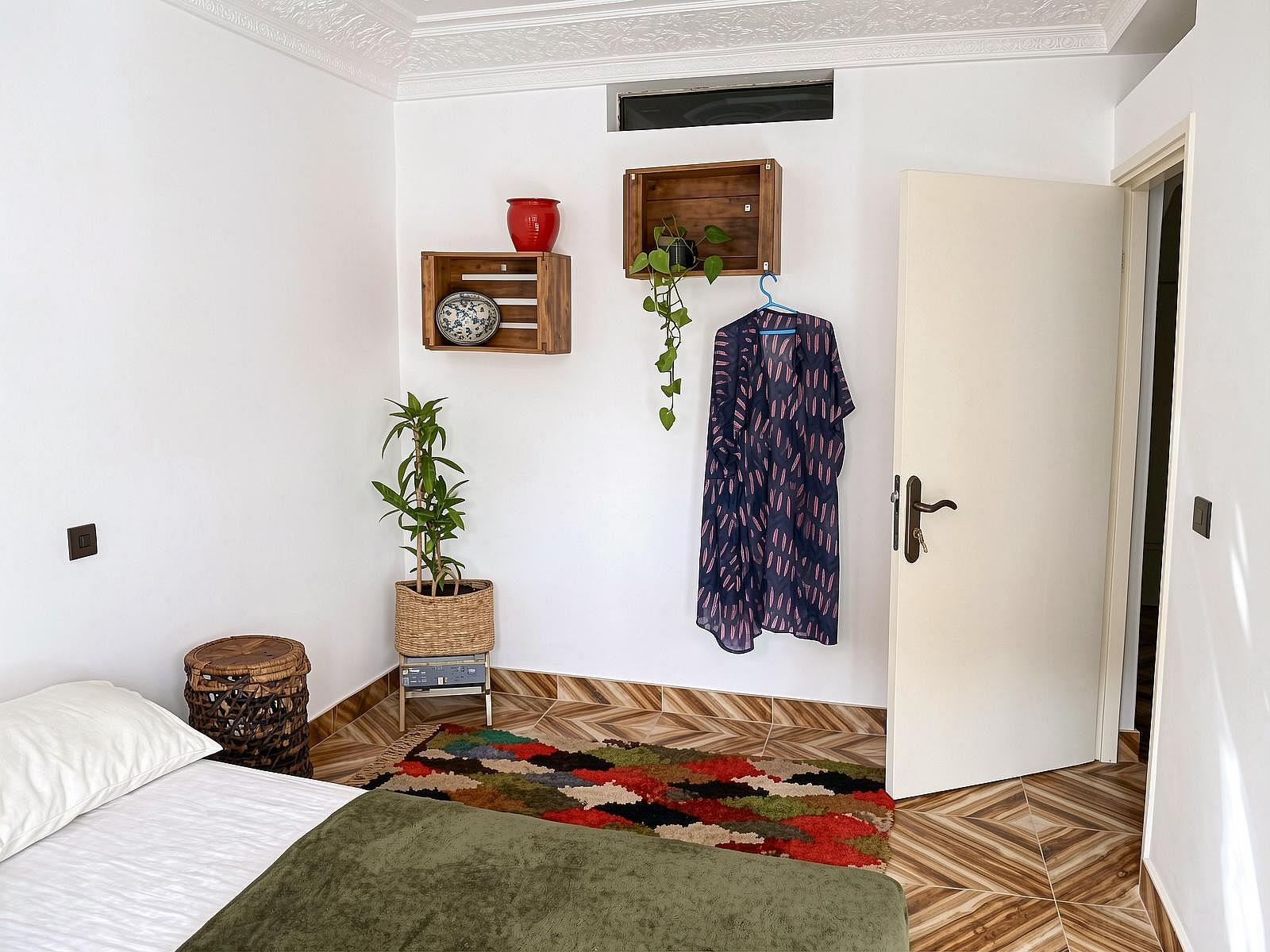 Spacious Private Room: Shared Bathroom - Louise's House - 14