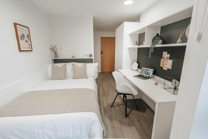 Silver En-Suite (Lower Floors) - Oxford Point - Gallery - 1