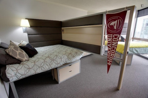 Bed in a shared bedroom, very close to the Old Port
