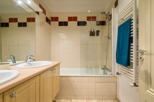 Bright Comfortable Apt. near Hôtel de Ville and Presqu'île